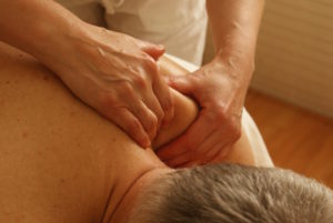 Spa insurance - Shows a man giving a massage