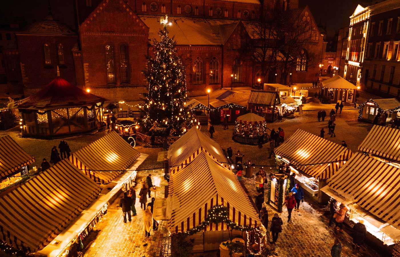 Christmas market stall ideas - Shows a market lit up at night