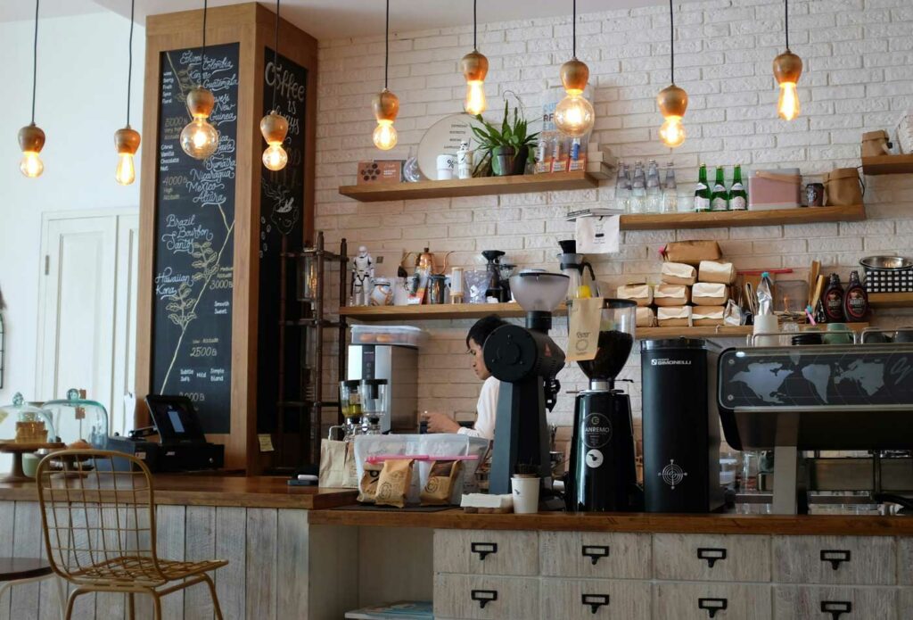 shows a woman working in a coffee shop